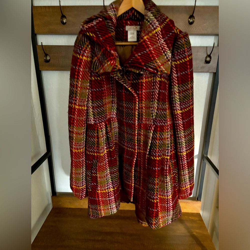 La ROK wool winter coat, double collar detail. Snap buttons, pleats.size large.